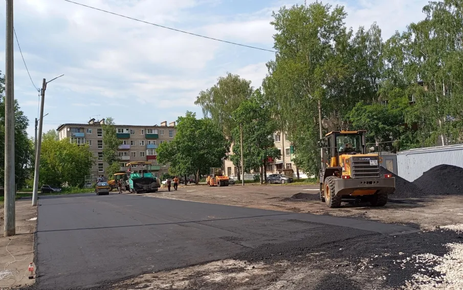 Ведутся работы по устройству всесезонного корта на ул. Бутова